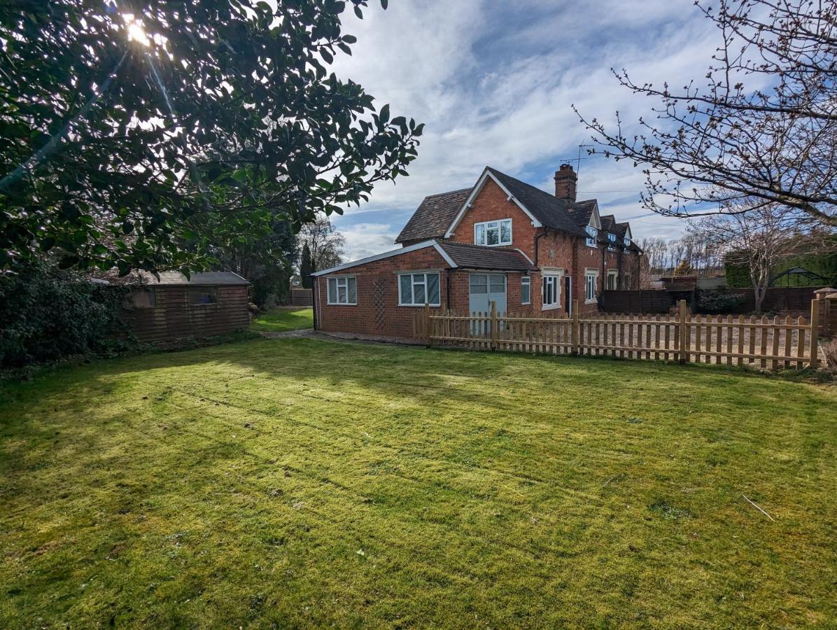 Wheelbarrow Cottage Bengeworth Exterior photo